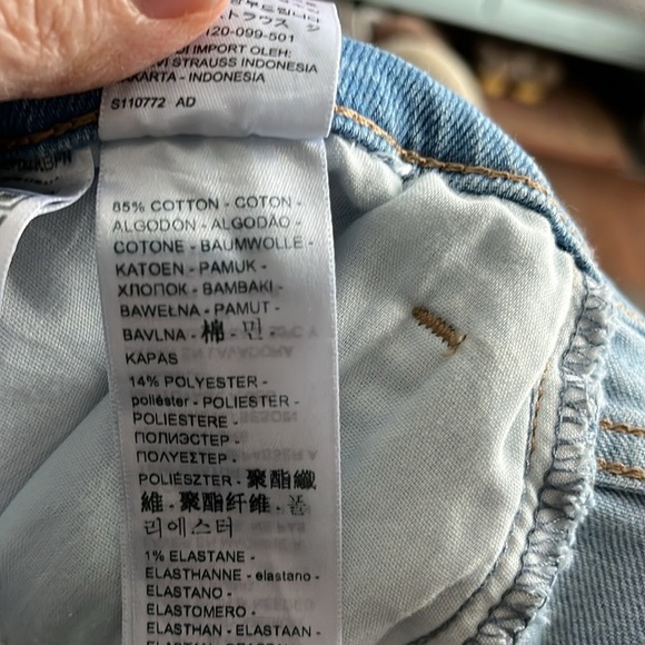 Levi's® Premium
80S MOM  WOMEN'S JEANS Size 29 Light Wash Retro Relaxed, Slouchy - Picture 10 of 14